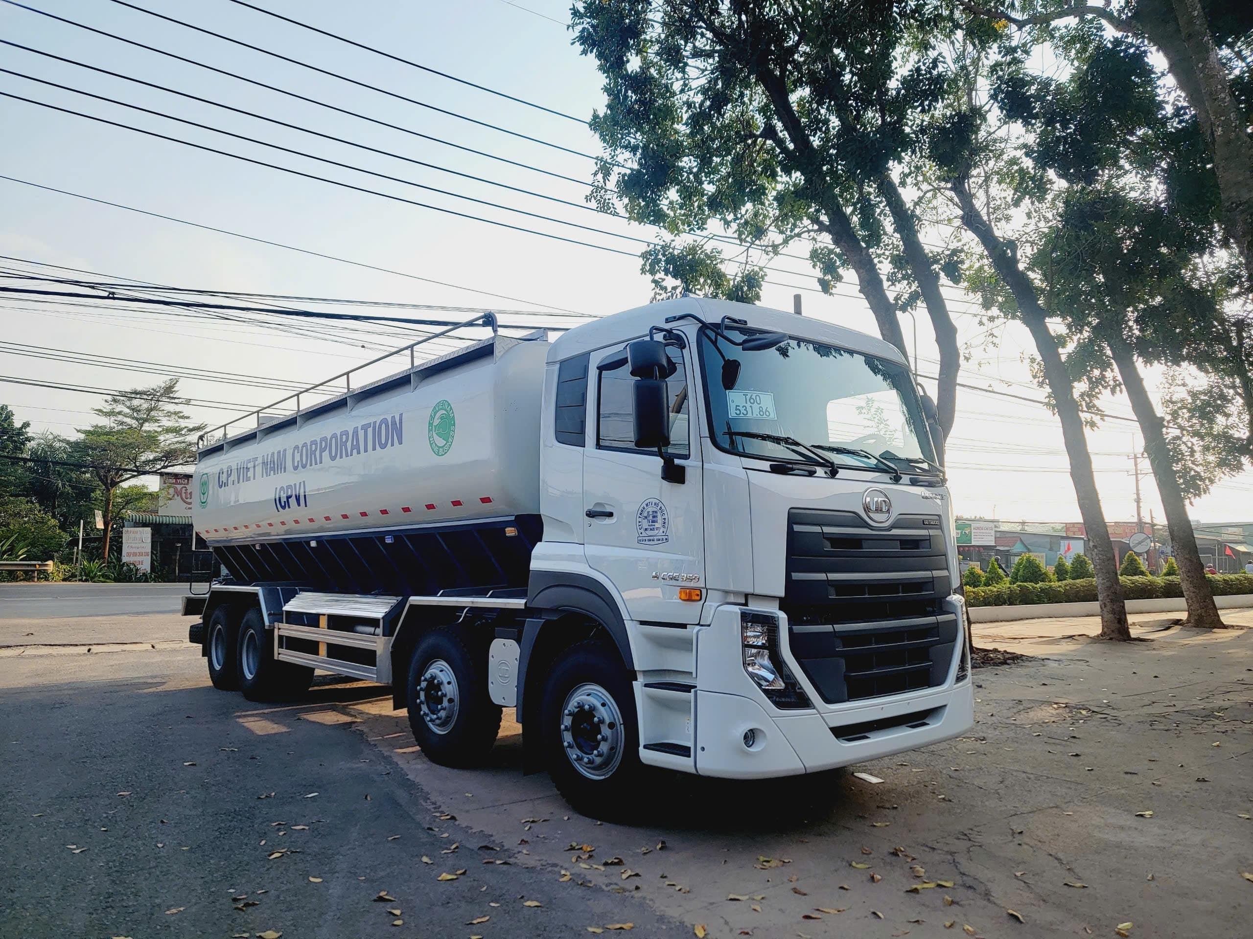 Xe_bon_cam_4_chan_ud_trucks